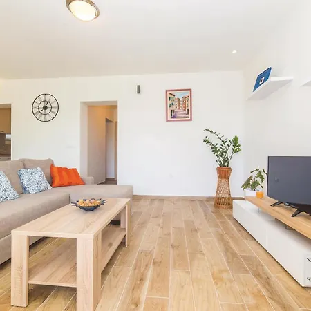 Two-bedroom In Kastel Novi Nyaraló Kaštela