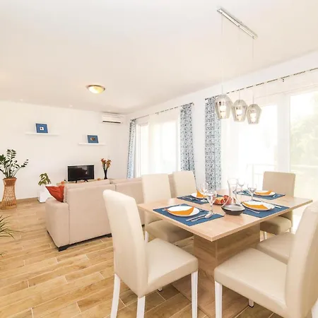 Two-bedroom In Kastel Novi Tatil Evi *