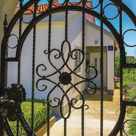 Nyaraló Two-bedroom In Kastel Novi *